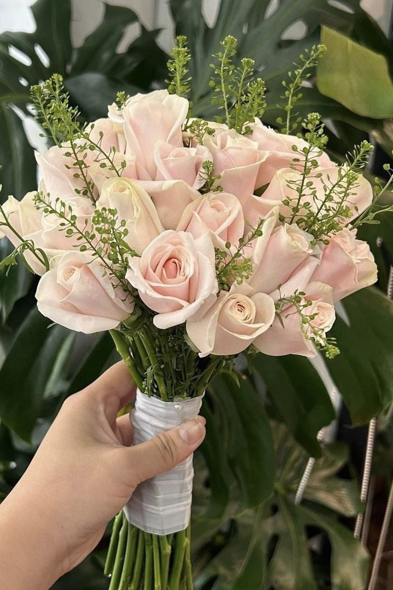 Hoa cưới hồng nhạt cầm tay cô dâu